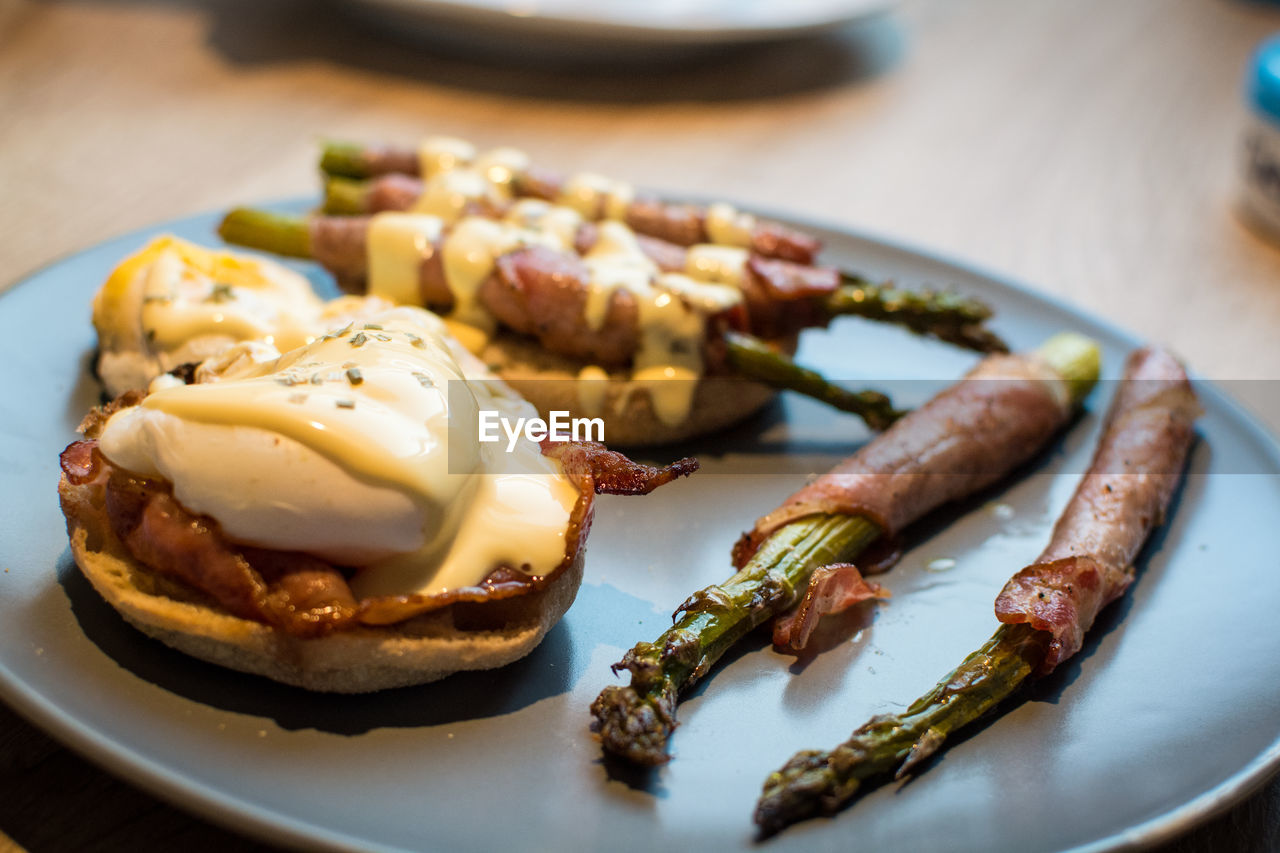 CLOSE-UP OF BREAKFAST IN PLATE