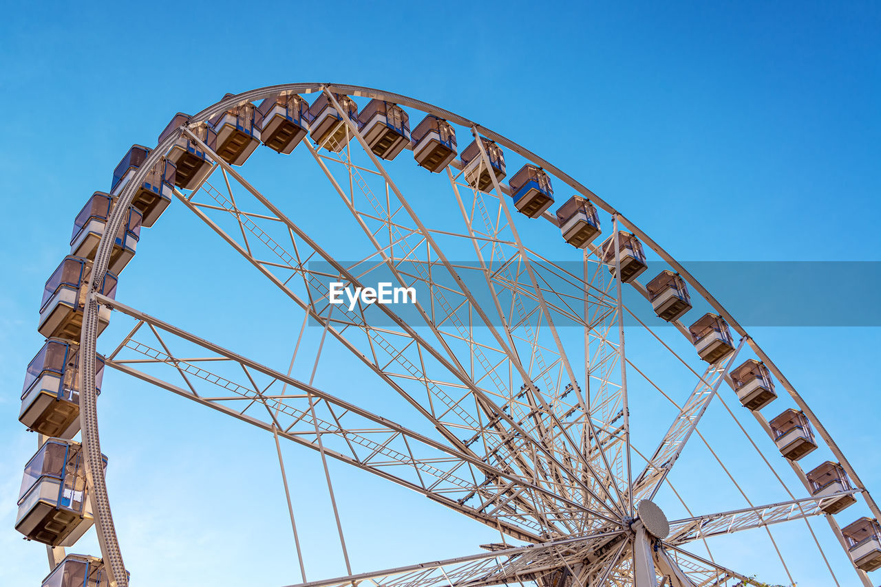 LOW ANGLE VIEW OF FERRIS WHEEL AGAINST CLEAR SKY