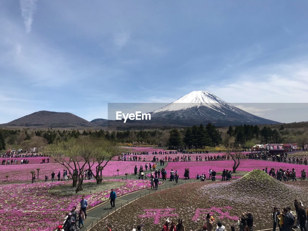 GROUP OF PEOPLE ON LANDSCAPE AGAINST MOUNTAIN