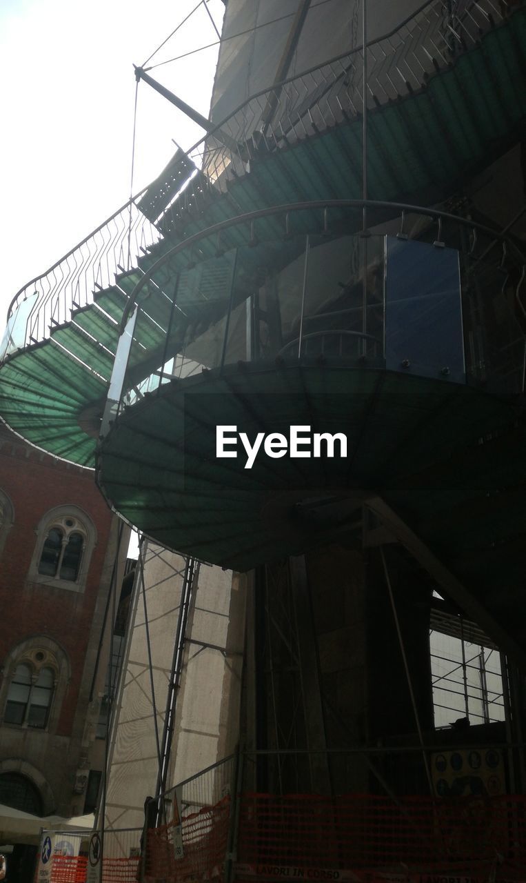 LOW ANGLE VIEW OF BUILDING AGAINST CLEAR SKY