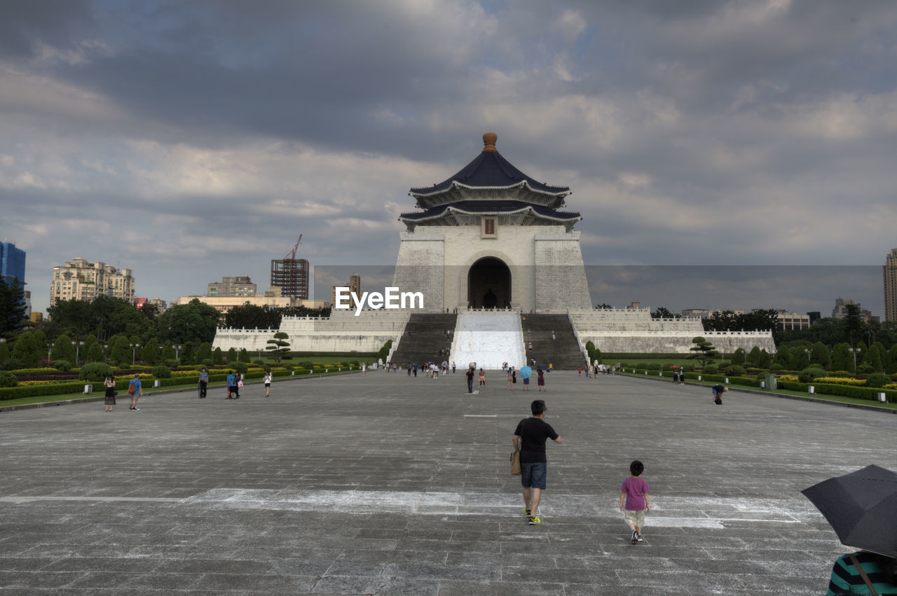 PEOPLE IN FRONT OF HISTORICAL BUILDING