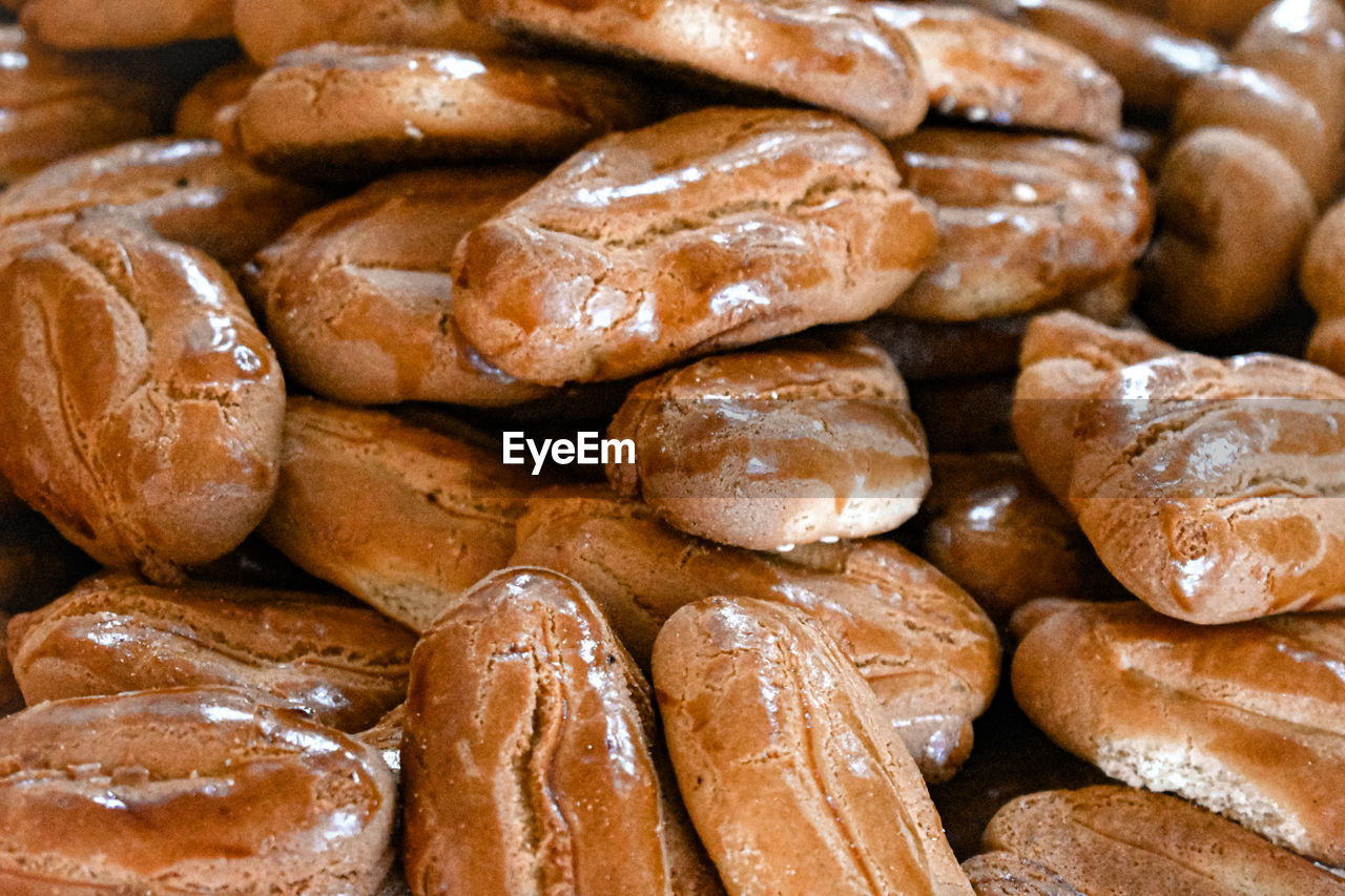 food, food and drink, freshness, brown, large group of objects, close-up, no people, bread, healthy eating, wellbeing, abundance, dessert, still life, full frame, baked, bakery, backgrounds, indoors, produce, store, snack, business finance and industry, french food, loaf of bread