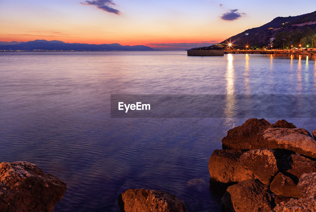 SCENIC VIEW OF SEA AGAINST SKY AT SUNSET