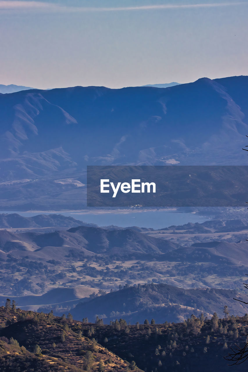 HIGH ANGLE VIEW OF MOUNTAIN RANGE AGAINST SKY