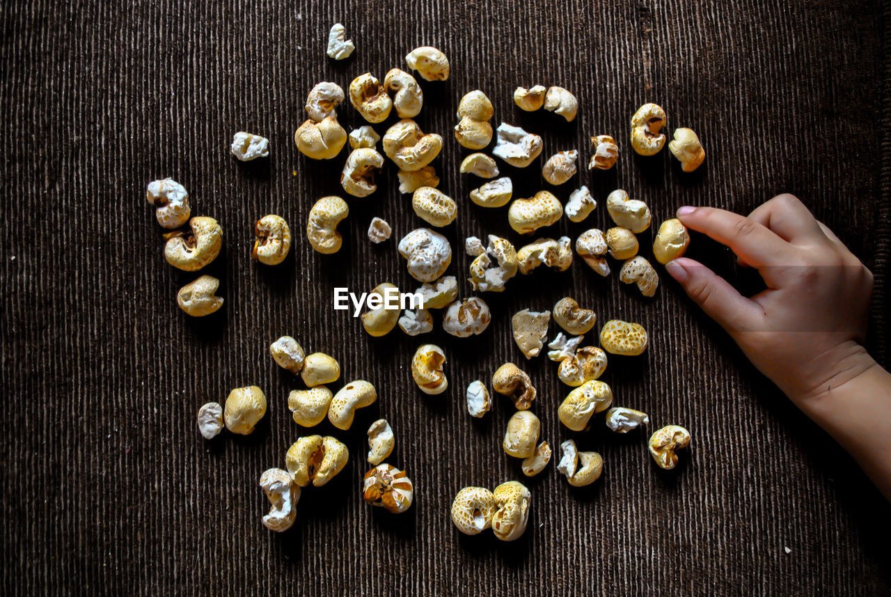 DIRECTLY ABOVE SHOT OF HAND HOLDING FOOD