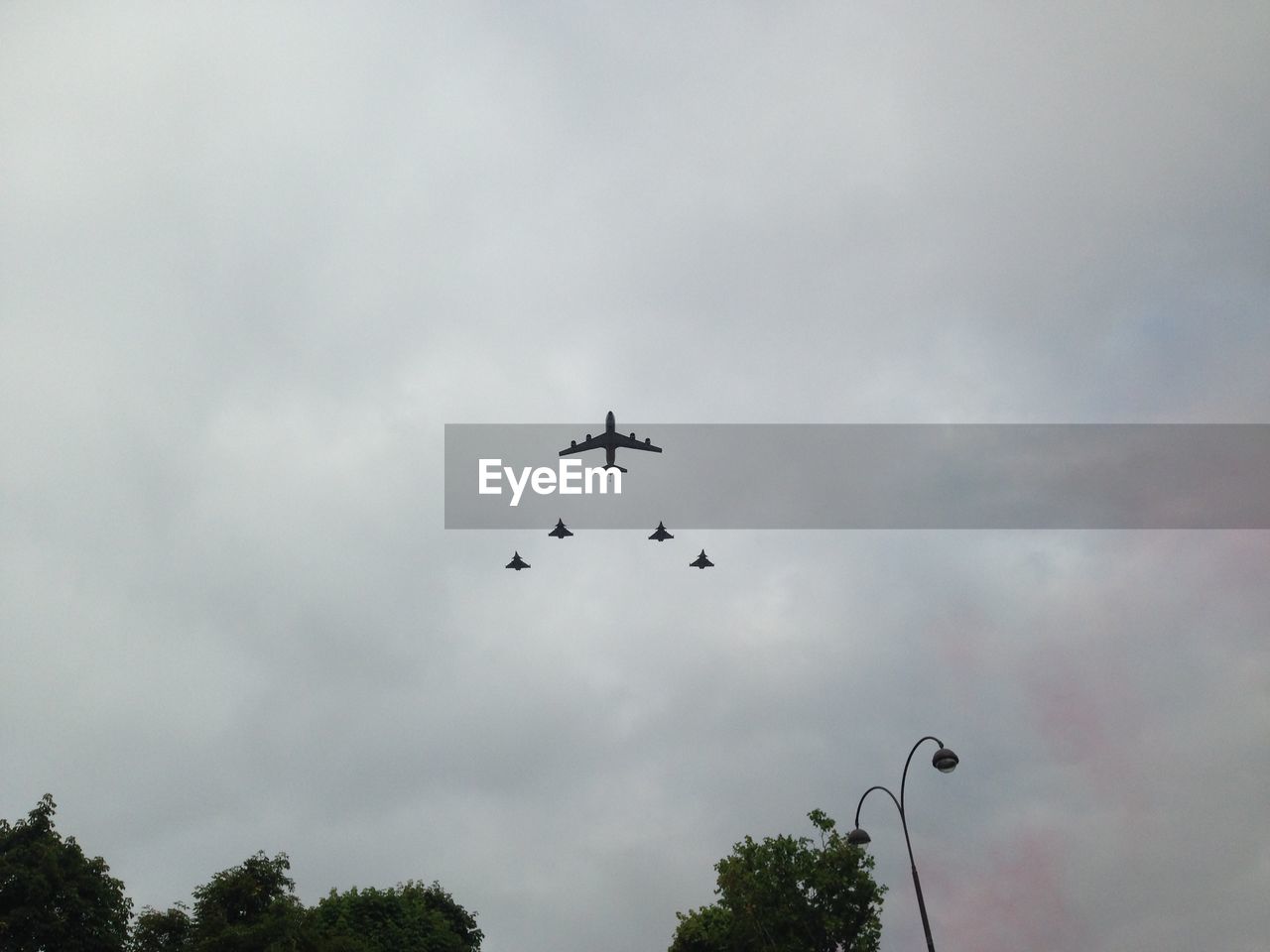 LOW ANGLE VIEW OF VAPOR TRAIL IN CLOUDY SKY