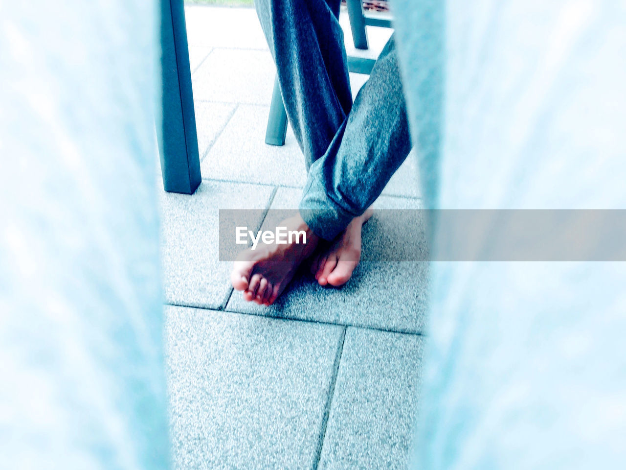 HIGH ANGLE VIEW OF PERSON HAND ON FLOORING