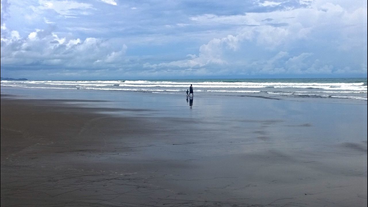 SILHOUETTE MAN IN SEA AGAINST SKY