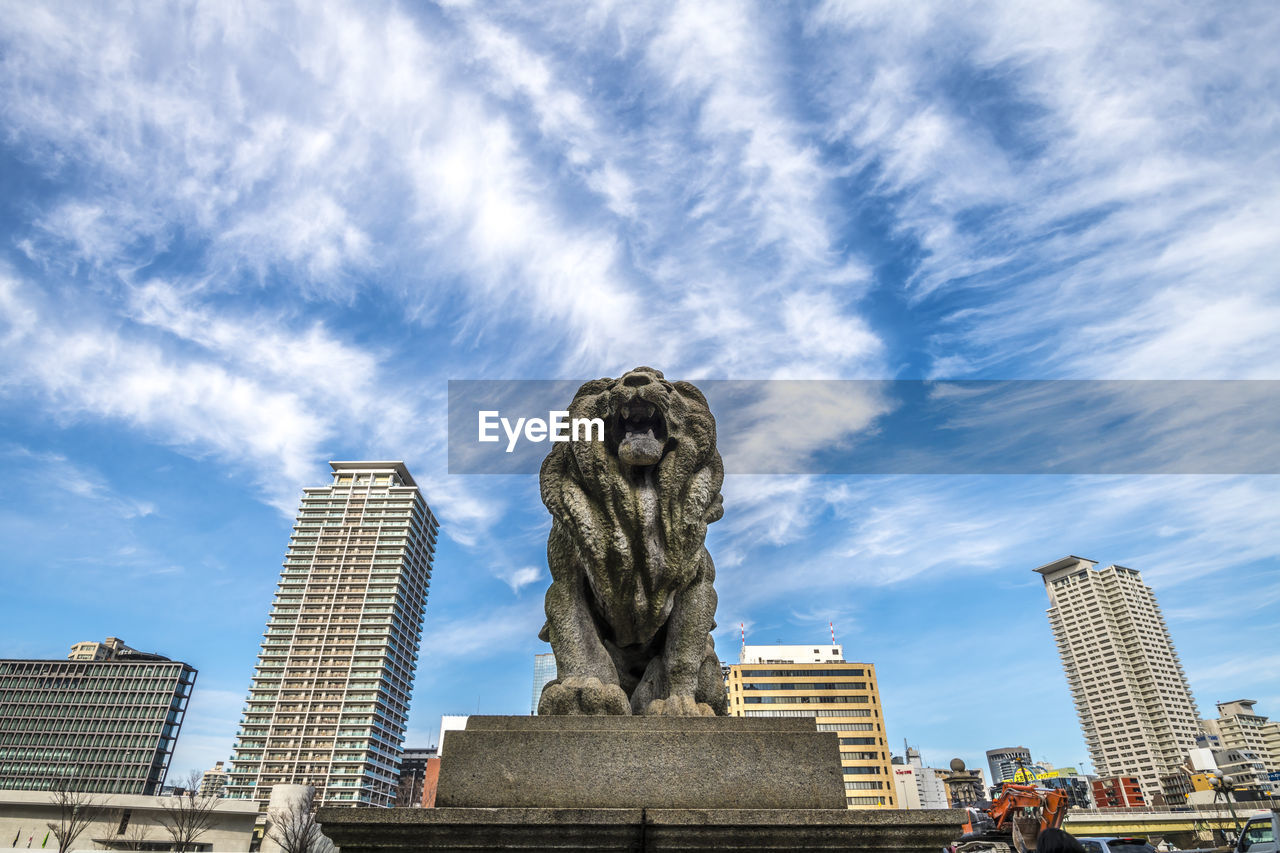 LOW ANGLE VIEW OF BUILDINGS AGAINST SKY IN CITY