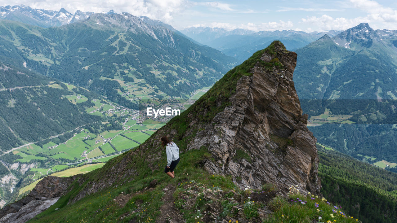 SCENIC VIEW OF MOUNTAINS AGAINST MOUNTAIN RANGE