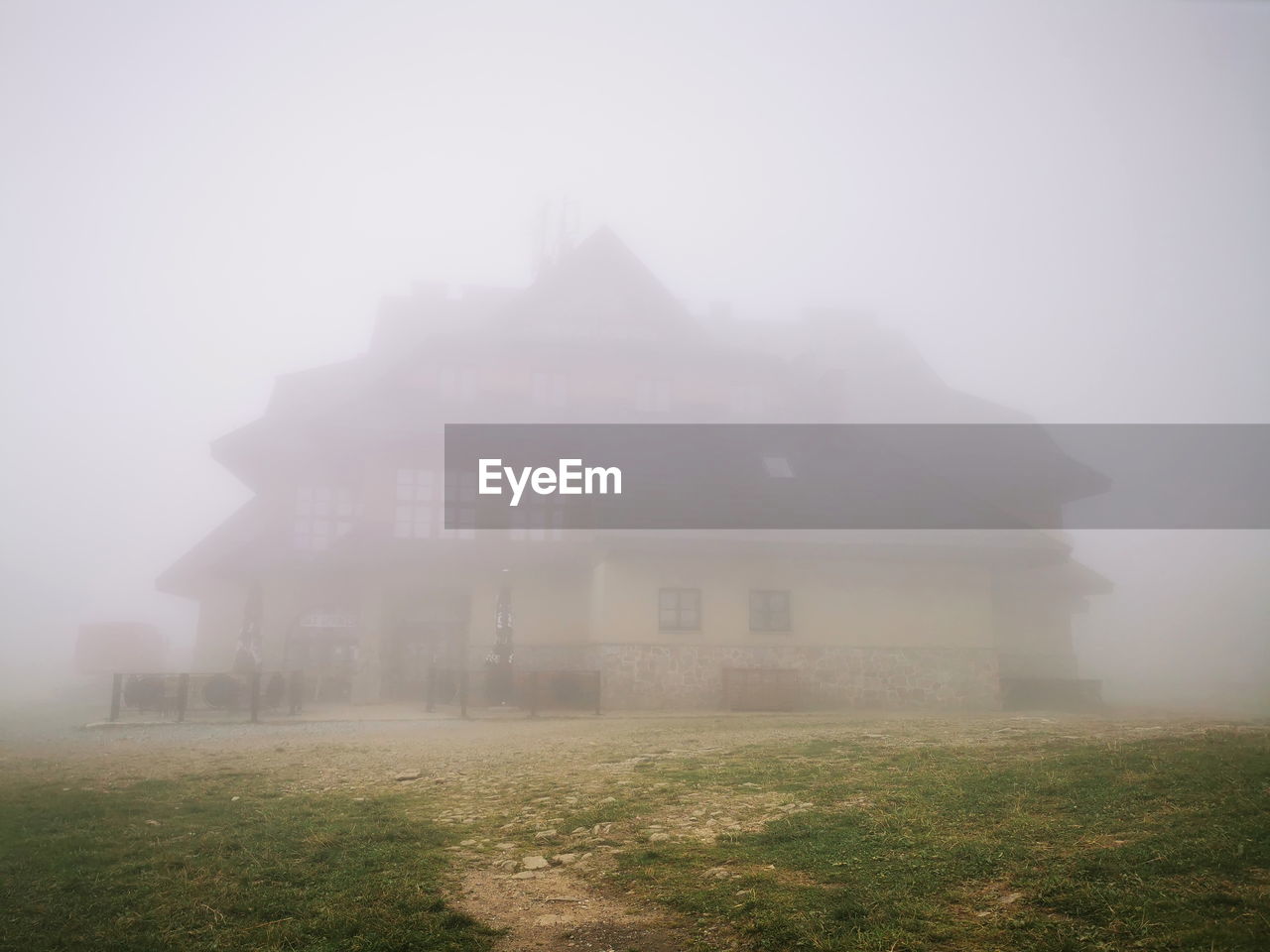 SCENIC VIEW OF FOGGY WEATHER AGAINST SKY