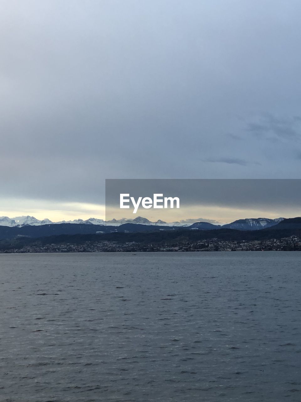 SCENIC VIEW OF SEA BY MOUNTAIN AGAINST SKY