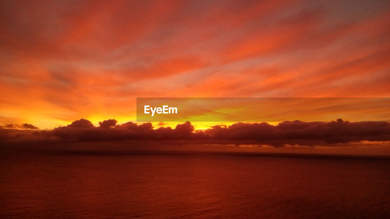 SCENIC VIEW OF DRAMATIC SKY OVER SEA