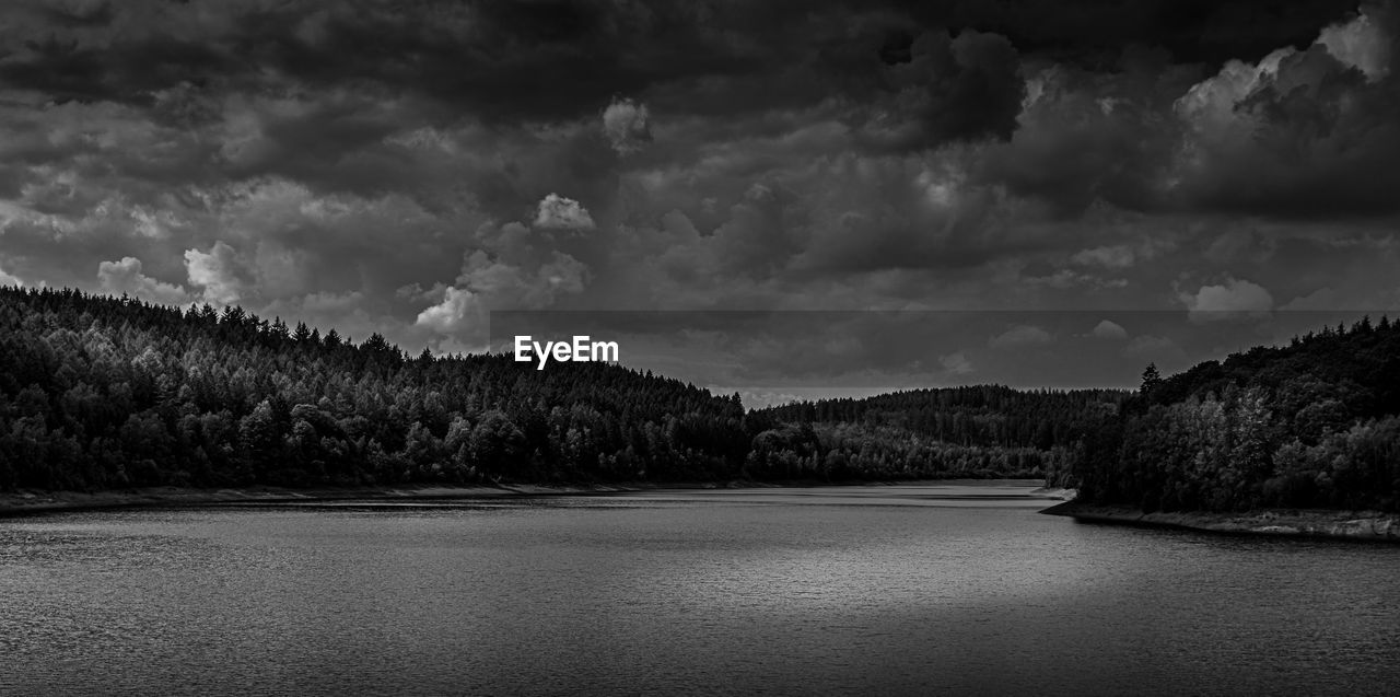 PANORAMIC SHOT OF LAKE AGAINST SKY