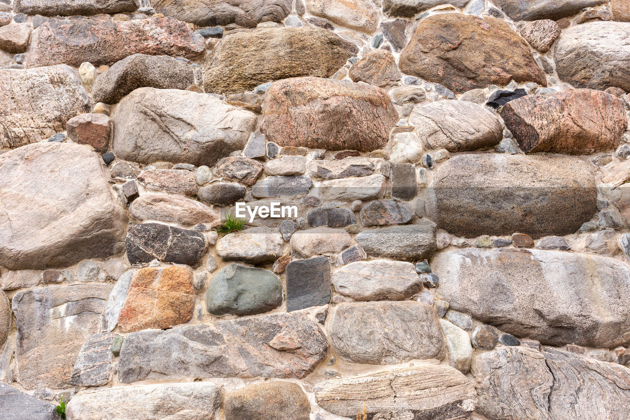 FULL FRAME SHOT OF STONE WALL WITH ROCKS
