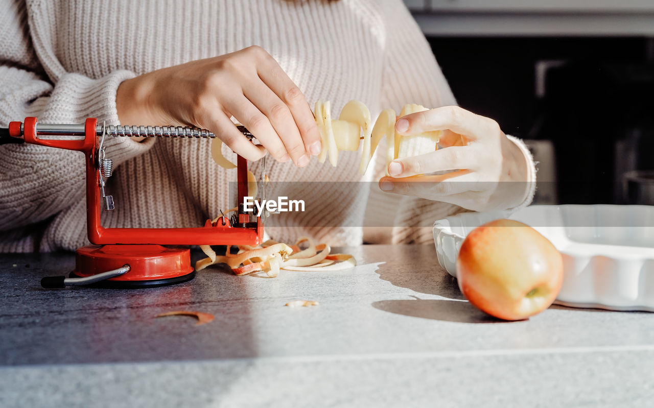 MIDSECTION OF WOMAN HAVING FOOD