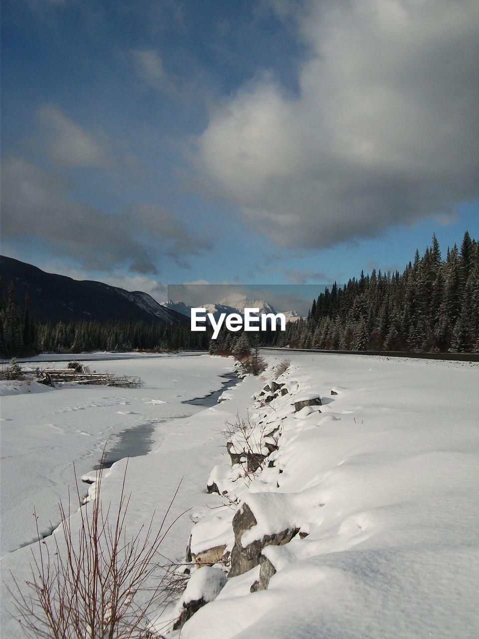 SCENIC VIEW OF SNOW COVERED MOUNTAINS AGAINST SKY