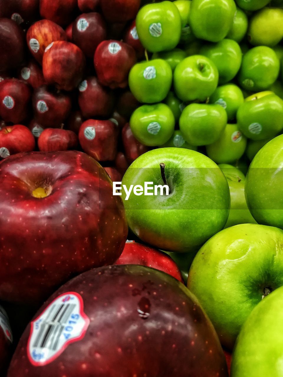 FULL FRAME SHOT OF APPLES AT MARKET STALL