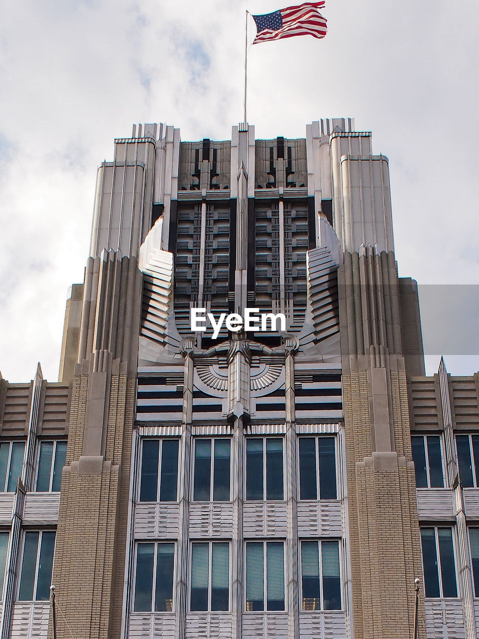 LOW ANGLE VIEW OF MODERN BUILDING AGAINST SKY