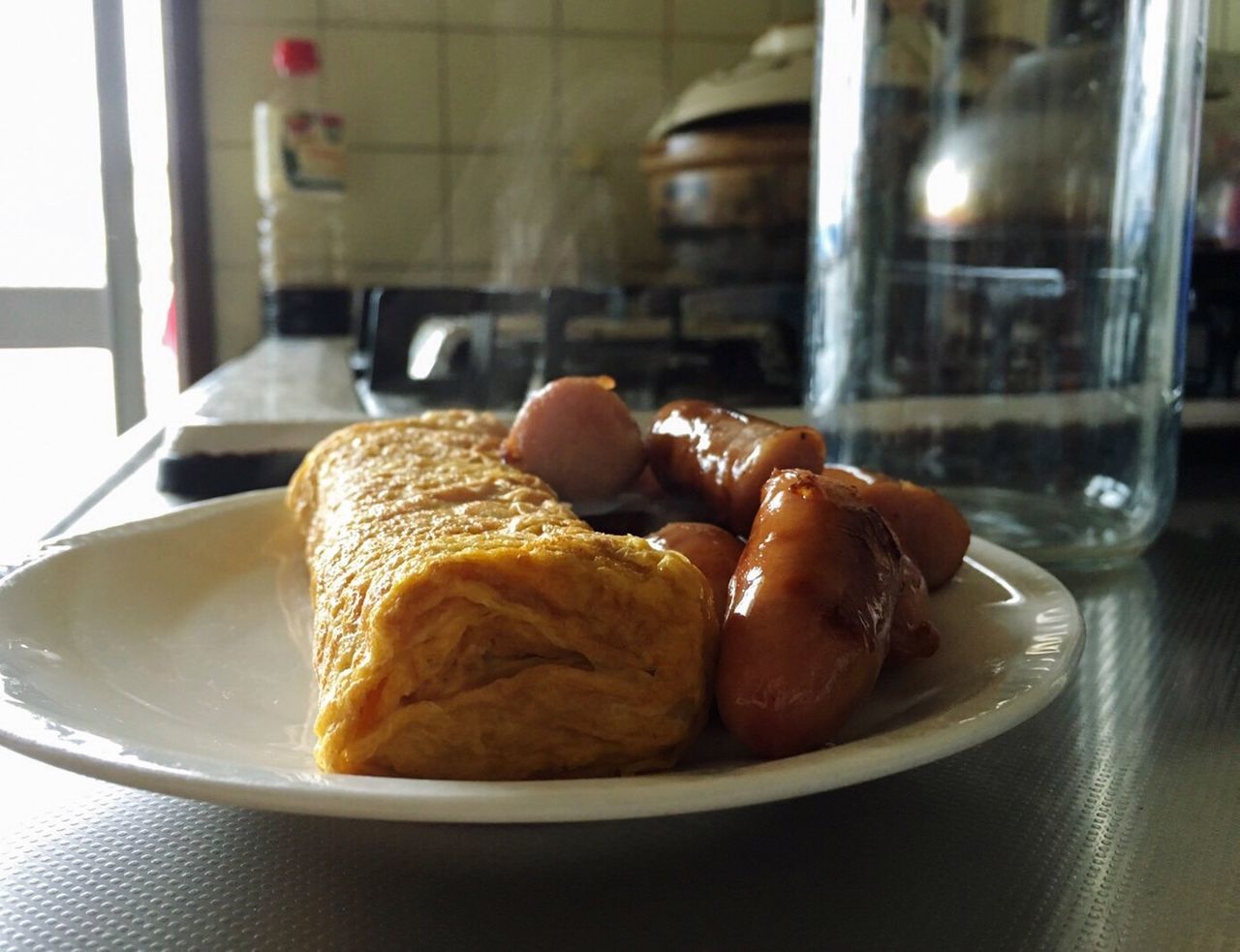 CLOSE-UP OF BREAKFAST IN PLATE ON TABLE