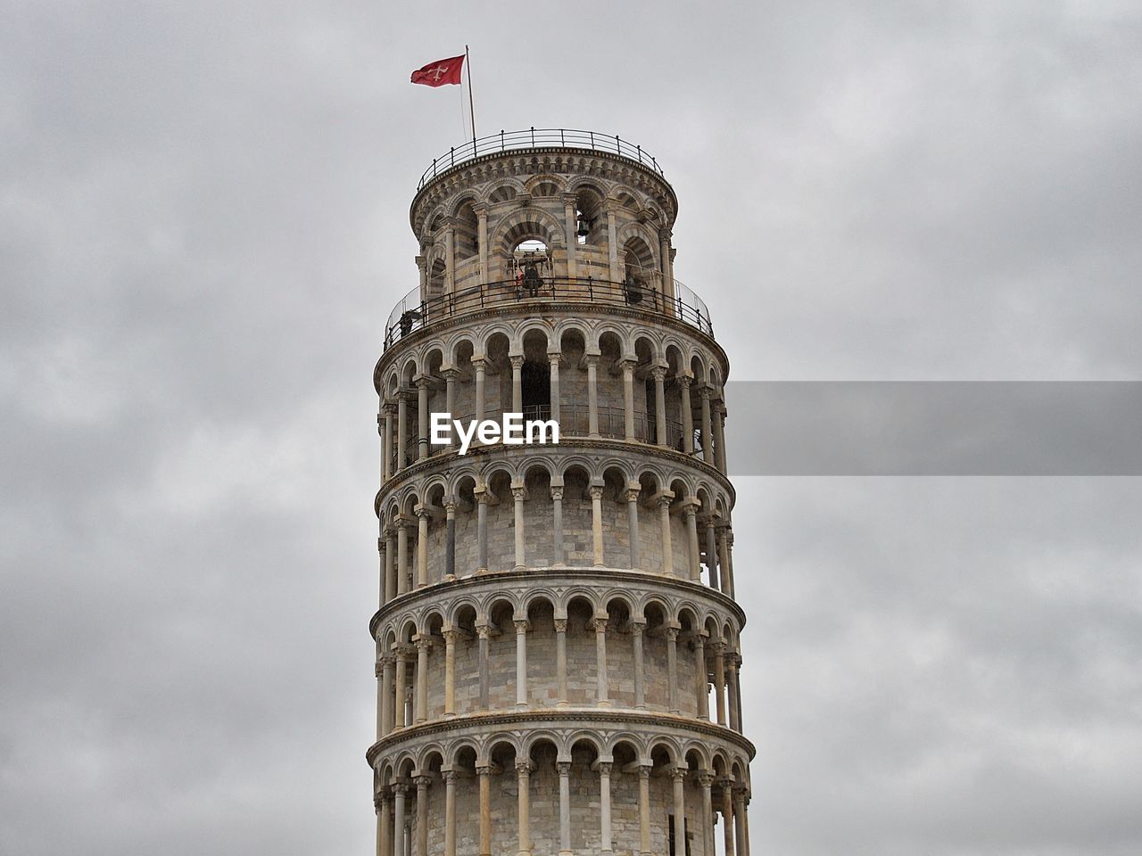 LOW ANGLE VIEW OF HISTORIC BUILDING AGAINST SKY