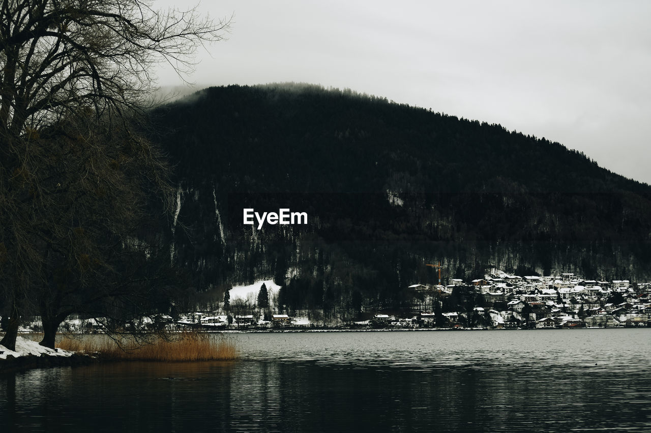 PANORAMIC VIEW OF LAKE AGAINST SKY