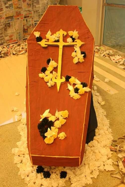 CLOSE-UP OF FLOWERS ON WOODEN WALL