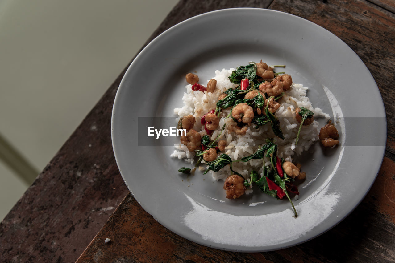 HIGH ANGLE VIEW OF FOOD SERVED IN PLATE