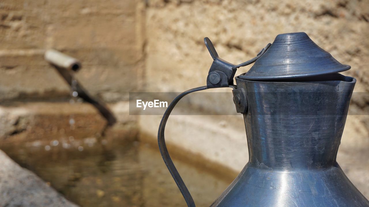 HIGH ANGLE VIEW OF WATER FROM FAUCET