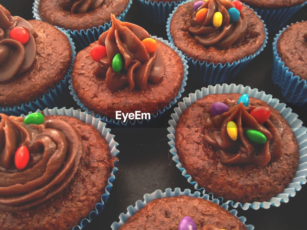 HIGH ANGLE VIEW OF CUPCAKES