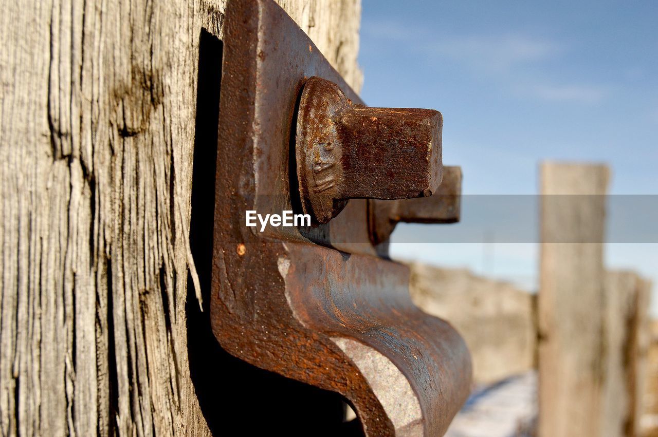 Bolted plate attached on railroad tie