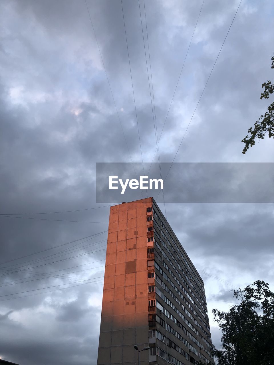 LOW ANGLE VIEW OF BUILDINGS AGAINST SKY