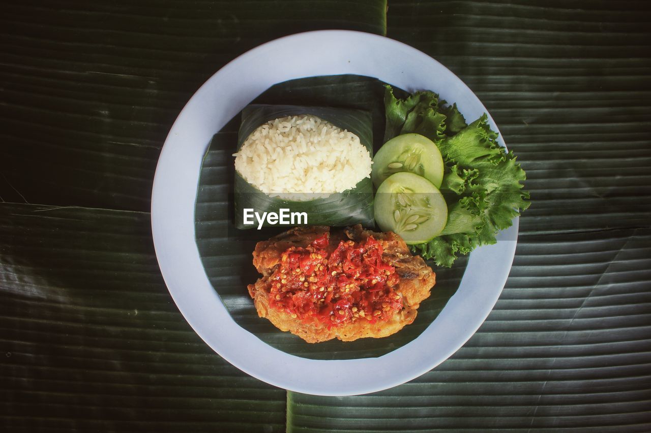 HIGH ANGLE VIEW OF BREAKFAST IN PLATE