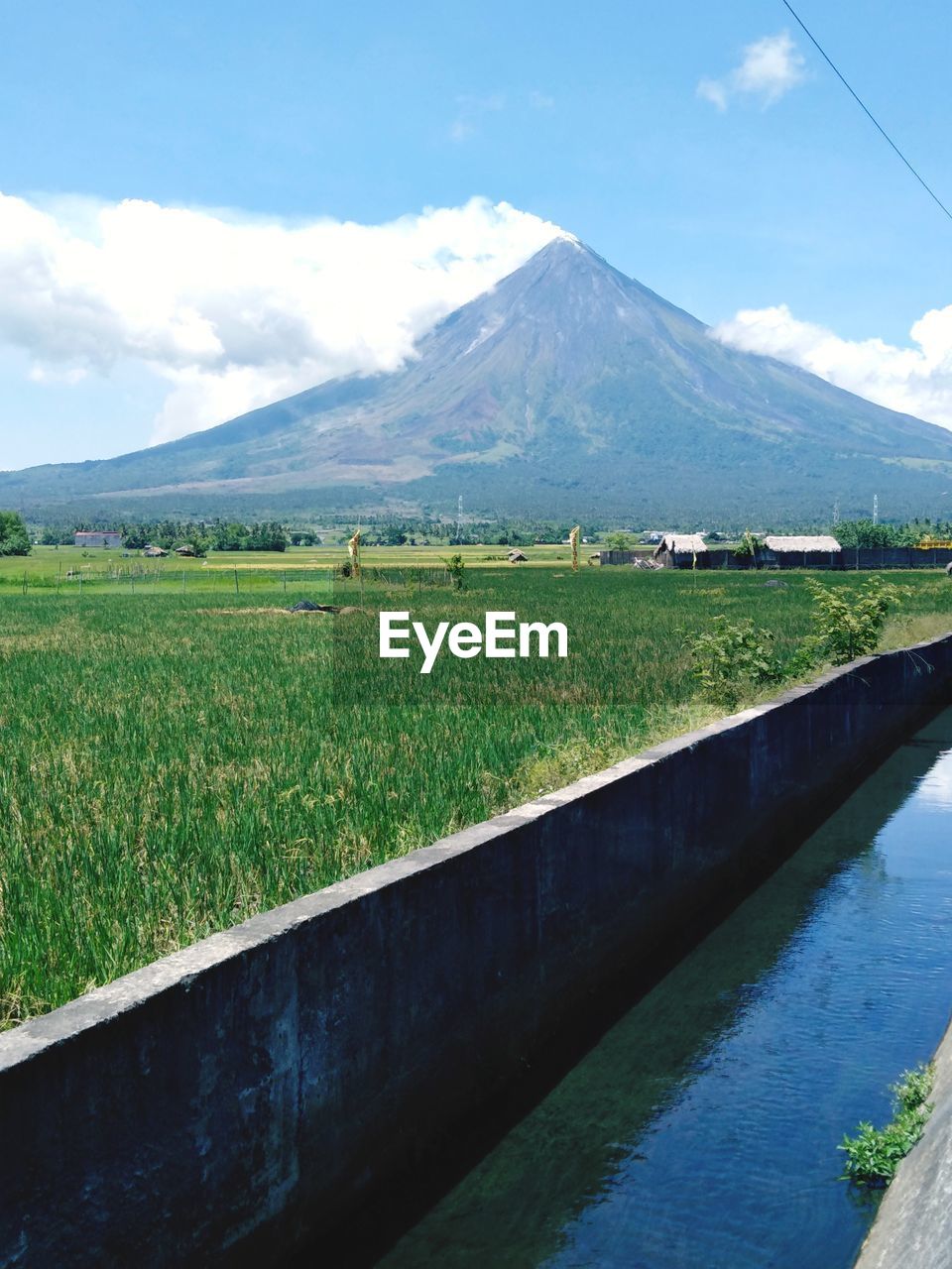 SCENIC VIEW OF FARM AGAINST SKY