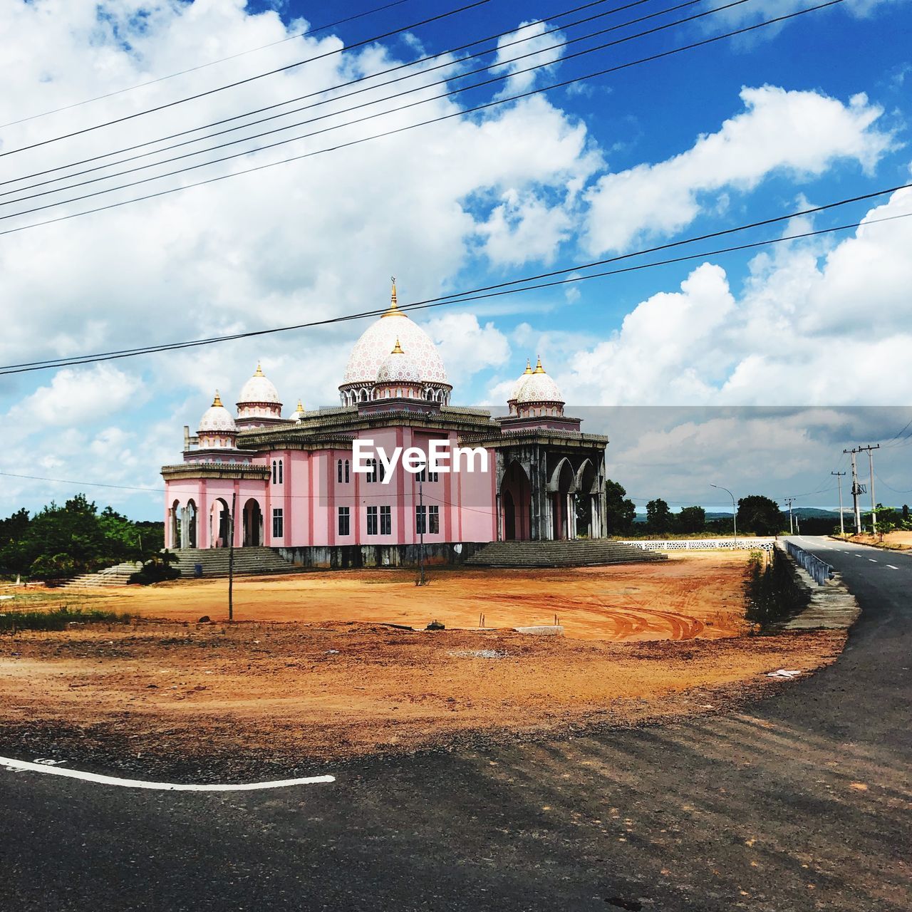 VIEW OF HISTORICAL BUILDING AGAINST SKY IN CITY