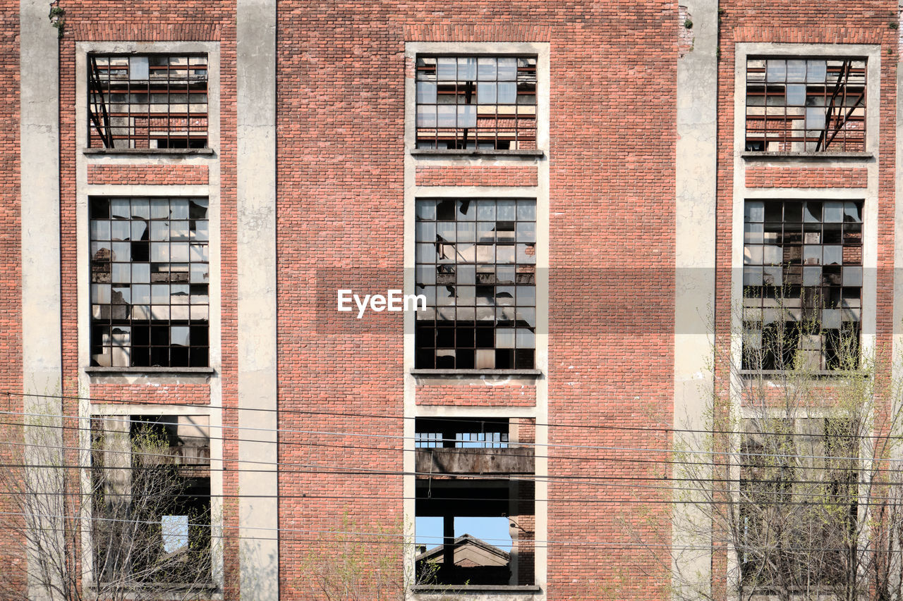 FULL FRAME SHOT OF BUILDING WITH WINDOWS