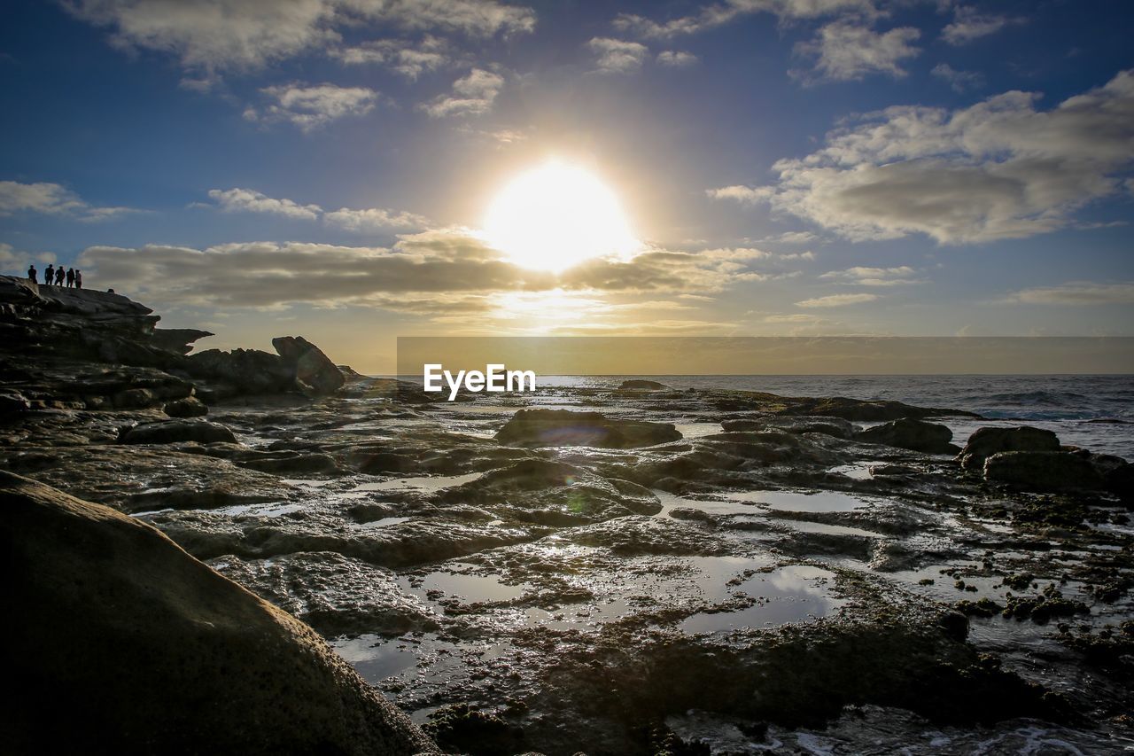 SCENIC VIEW OF SEA AGAINST SUNSET SKY