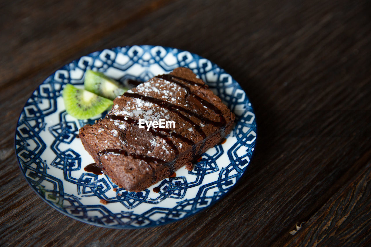 HIGH ANGLE VIEW OF BREAD ON TABLE