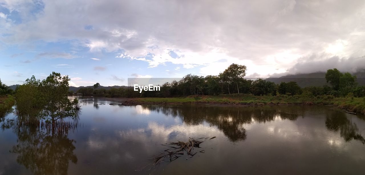 PANORAMIC SHOT OF LAKE AGAINST SKY