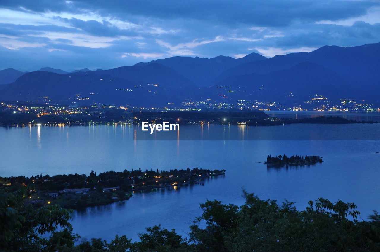 SCENIC VIEW OF LAKE BY MOUNTAIN AGAINST SKY