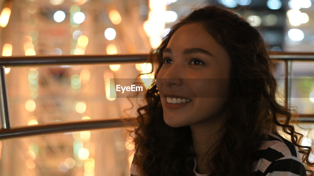 PORTRAIT OF YOUNG WOMAN SMILING