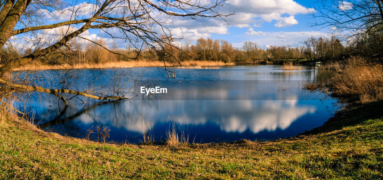 PANORAMIC VIEW OF LAKE AGAINST SKY