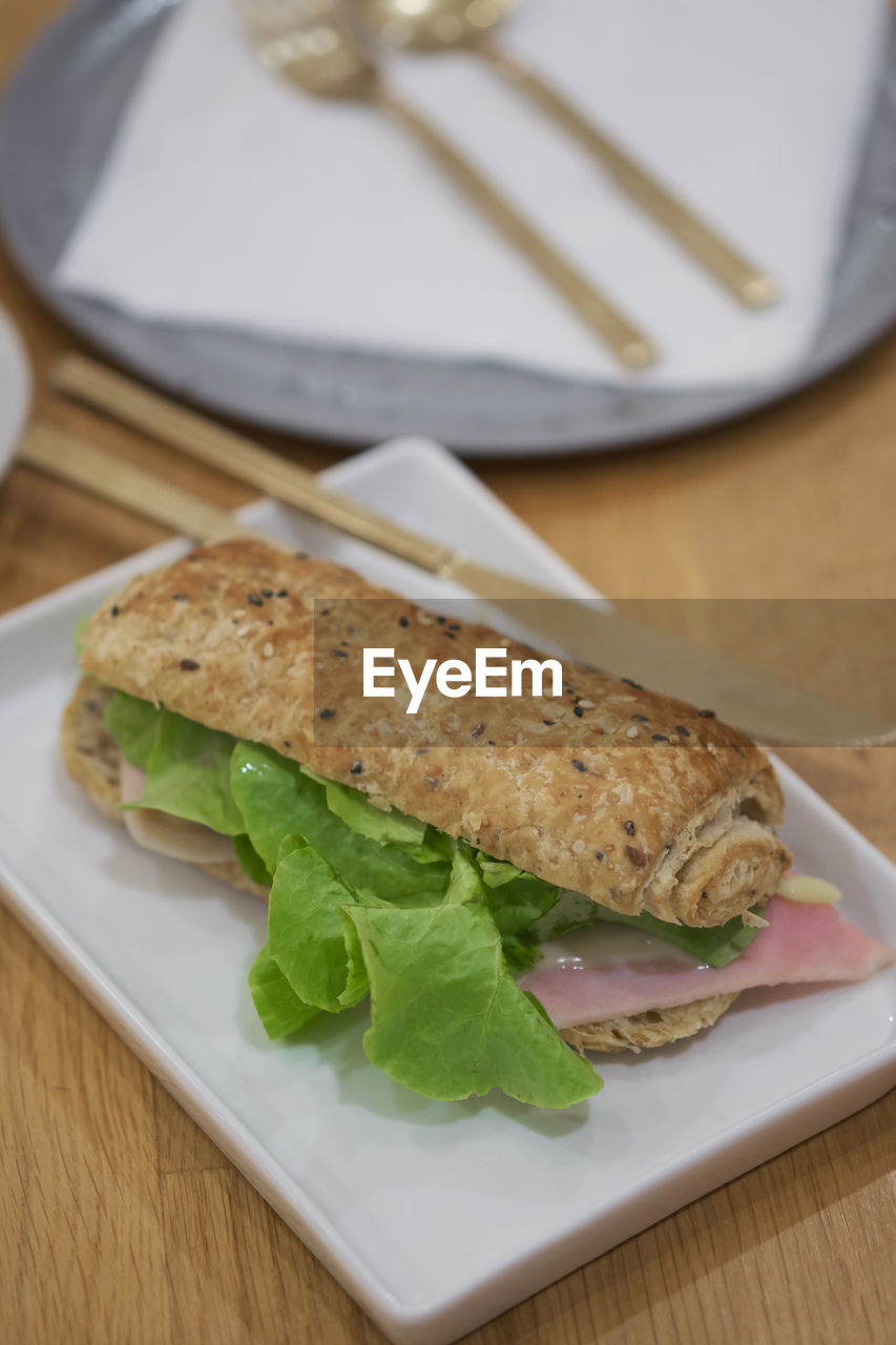 HIGH ANGLE VIEW OF BREAKFAST ON PLATE