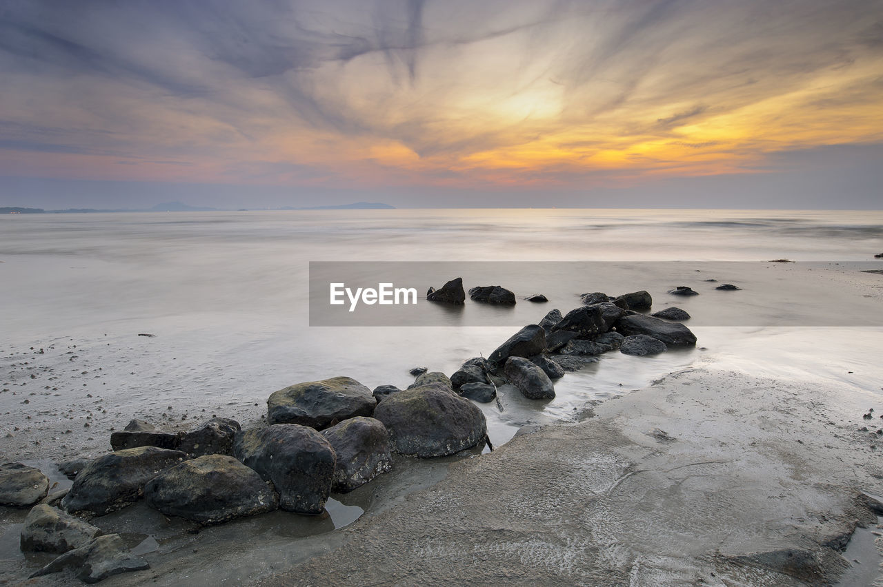 SCENIC VIEW OF SEA AGAINST SKY AT SUNSET