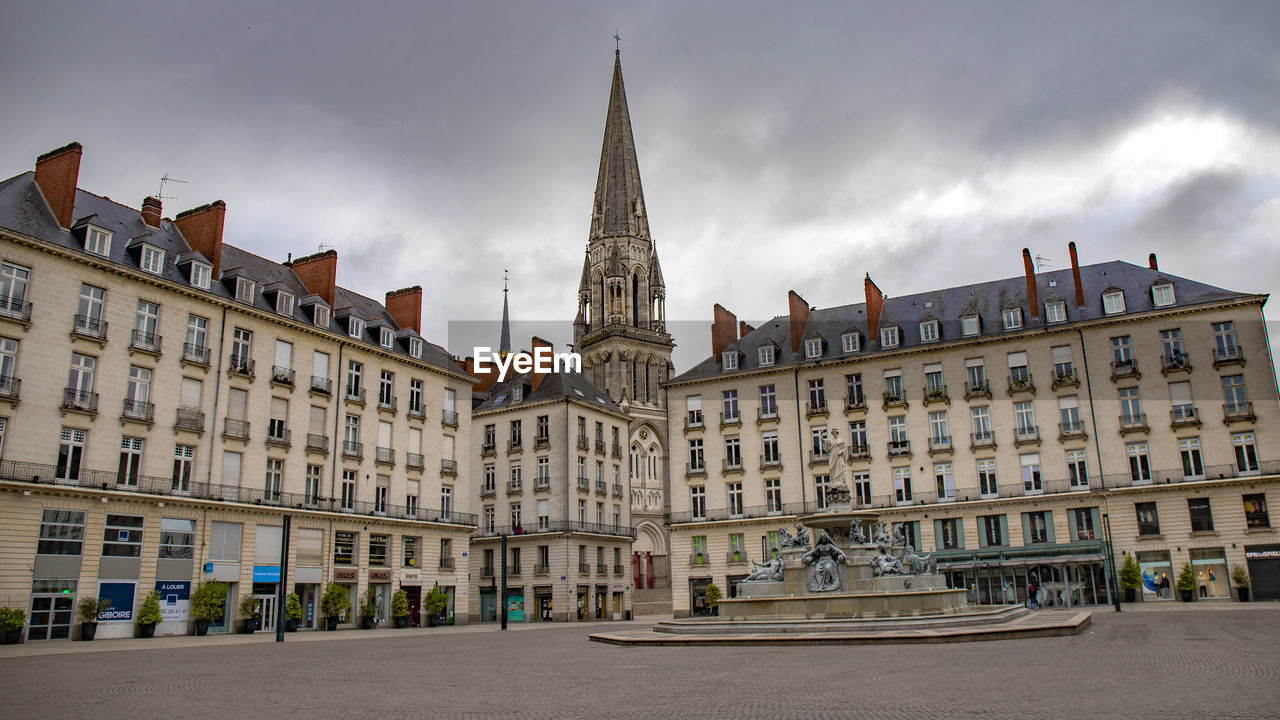 BUILDINGS IN CITY AGAINST SKY