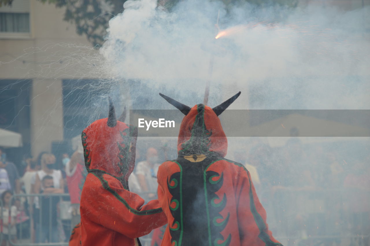 Traje típica de catalunya spain van disfrazados de diables y  tiran petardos