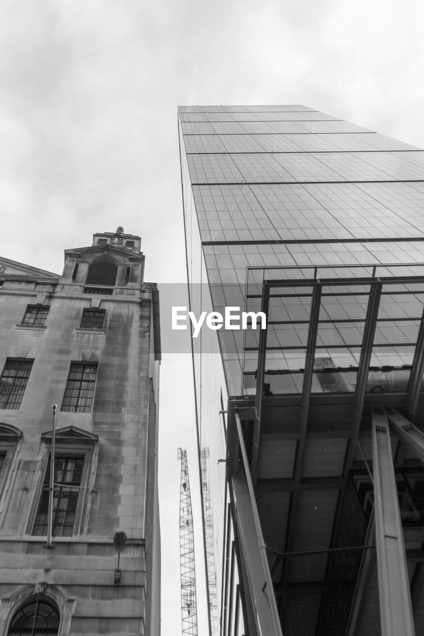 LOW ANGLE VIEW OF MODERN BUILDING AGAINST SKY IN CITY