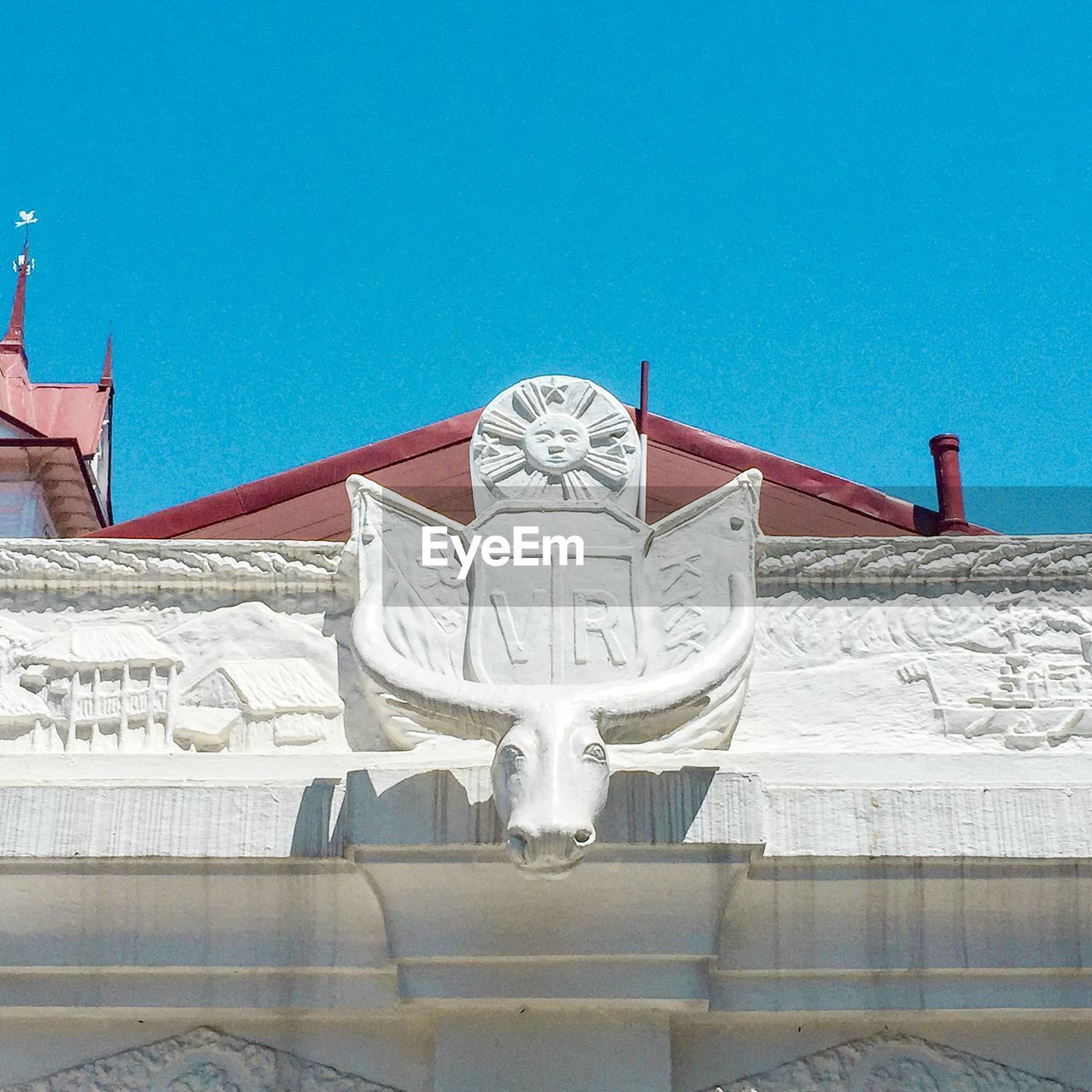 LOW ANGLE VIEW OF STATUE AGAINST CLEAR SKY