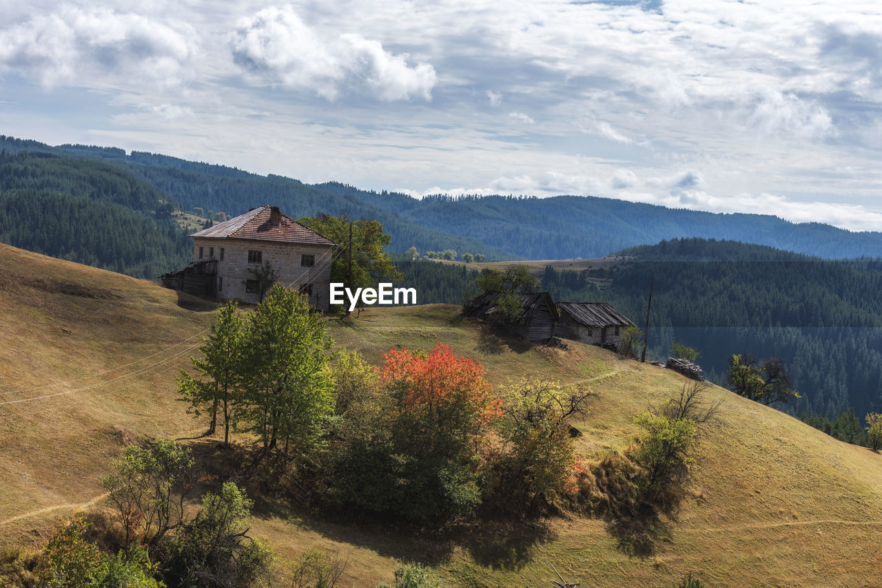 SCENIC VIEW OF MOUNTAINS AND BUILDINGS AGAINST SKY