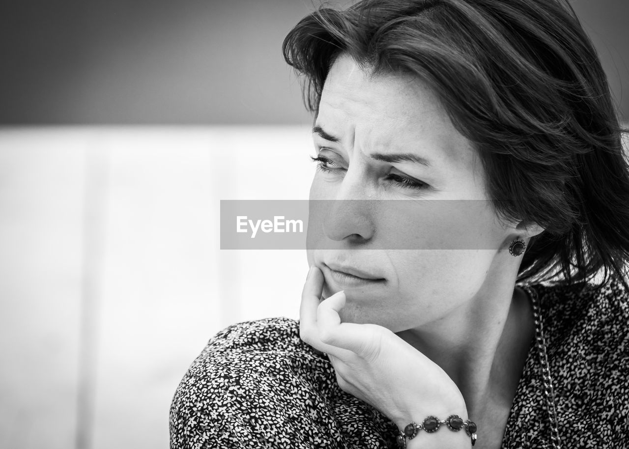 PORTRAIT OF WOMAN LOOKING AWAY